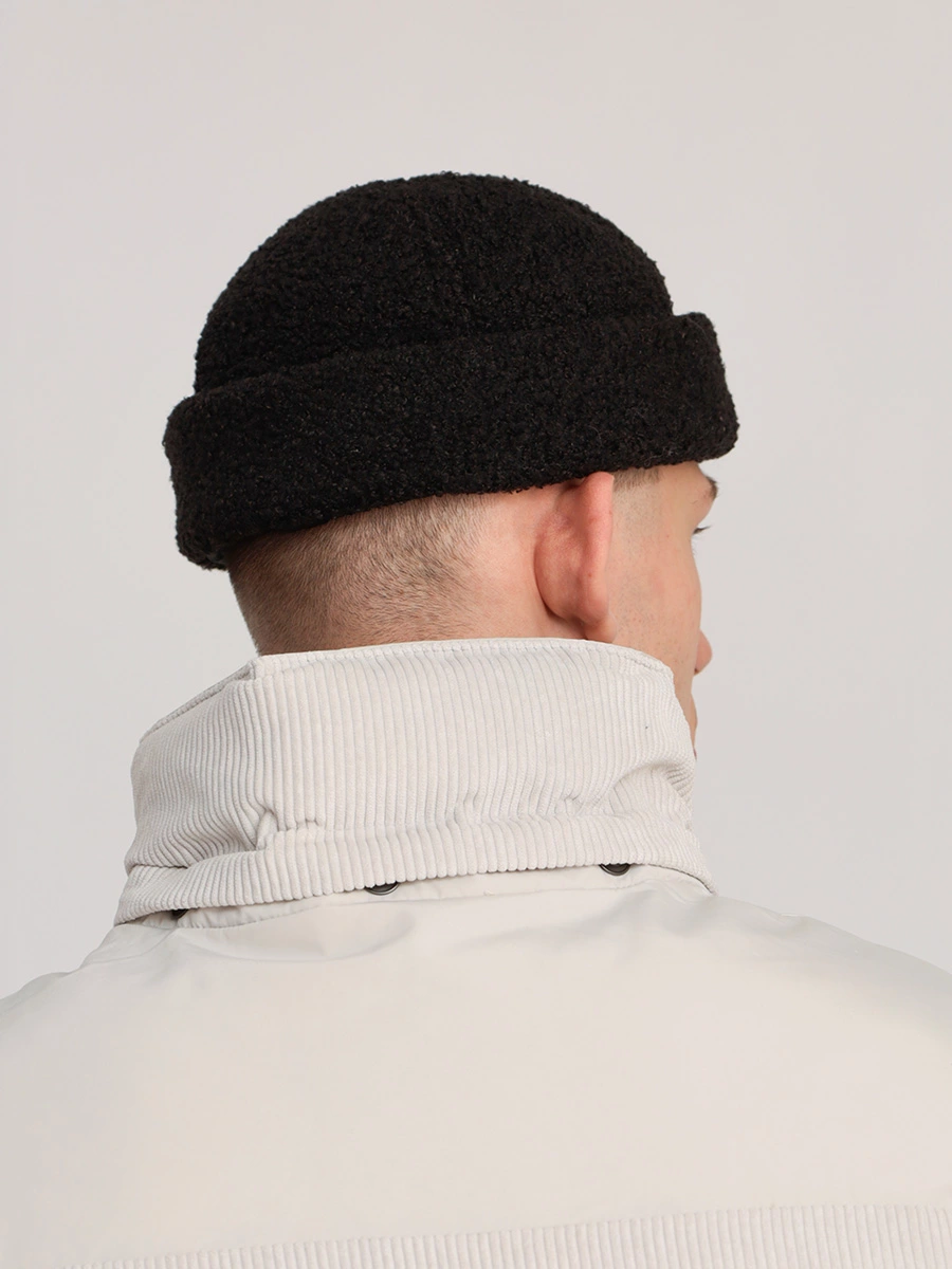 Шапка черного цвета с ооворотом